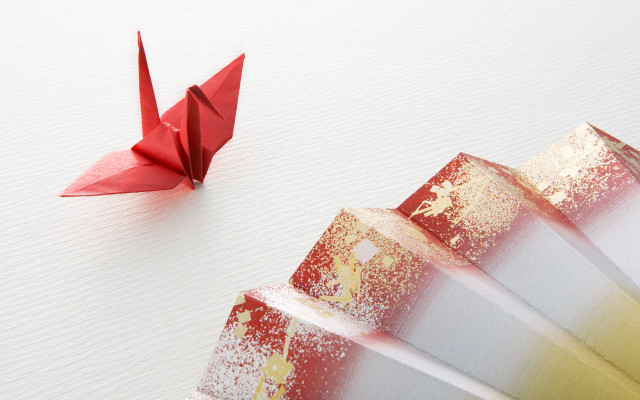 Red origami bird white table free wallpaper for desktop - medium preview image
