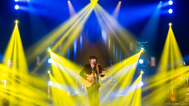 Man guitar stage yellow lights free wallpaper for desktop - medium preview image