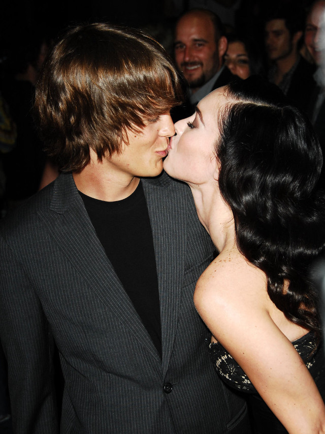 Man woman kissing crowd party free wallpaper for mobile - medium preview image