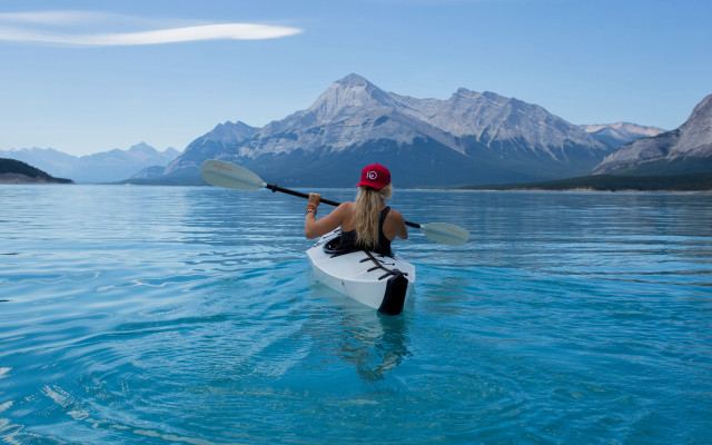 Woman red hat kayak water free wallpaper for desktop - medium preview image