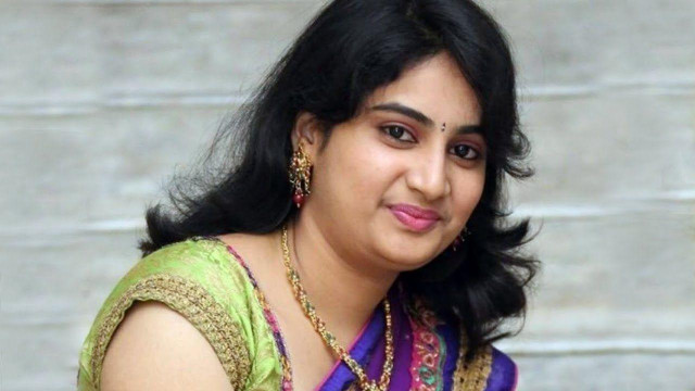 Woman sari smiling camera necklace free wallpaper for desktop - medium preview image