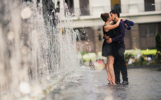 Couple hugging fountain water buildings free wallpaper for desktop - medium preview image