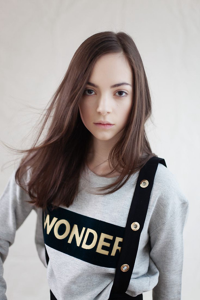 Woman black gold wonder belt free wallpaper for mobile - medium preview image