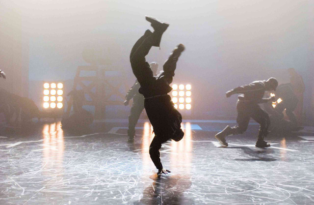 Dance ice stage performance lights free wallpaper for desktop - medium preview image