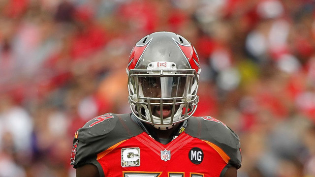 Football player helmet red jersey free wallpaper for desktop - medium preview image