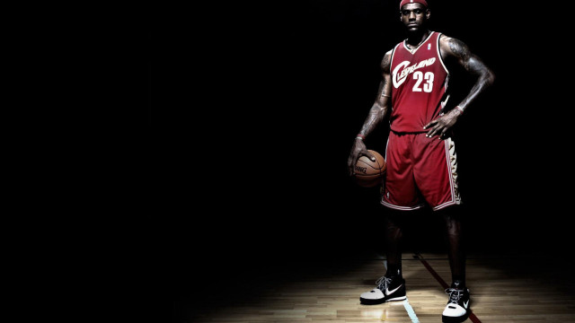 Man red jersey basketball court free wallpaper for desktop - medium preview image