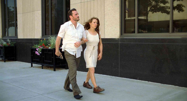 Man woman walking sidewalk building free wallpaper for desktop - medium preview image