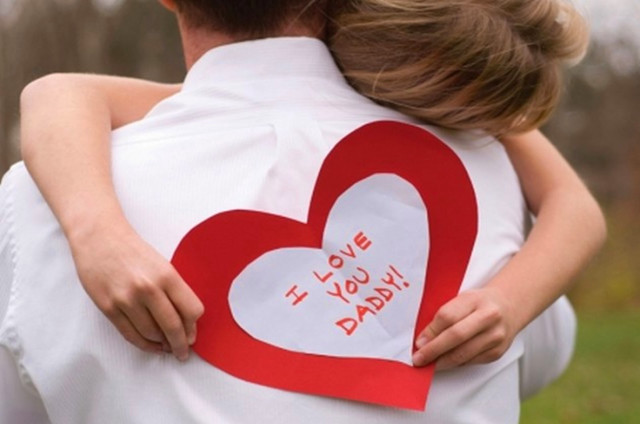 Woman child heart message holding free wallpaper for desktop - medium preview image