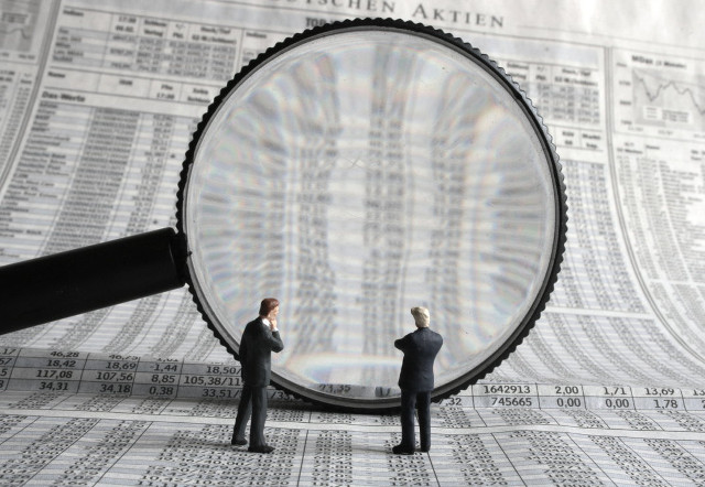 Figurines magnifyingglass newspaper berndfasching cityscape free wallpaper for desktop - medium preview image