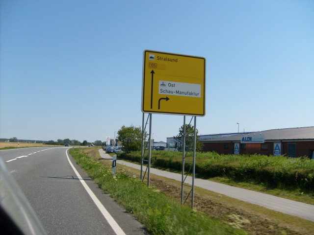 Yellow sign pole road building free wallpaper for desktop - medium preview image