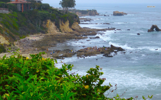 Beach people cliff house scenery free wallpaper for desktop - medium preview image