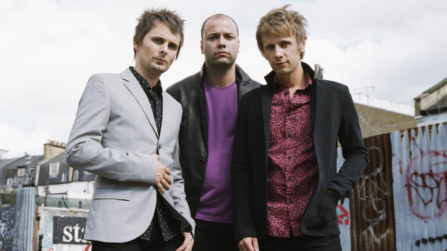 Three men graffiti wall suit free wallpaper for desktop - medium preview image