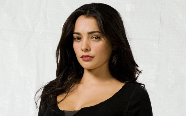 Woman longhair blackshirt promotional araceli free wallpaper for desktop - medium preview image