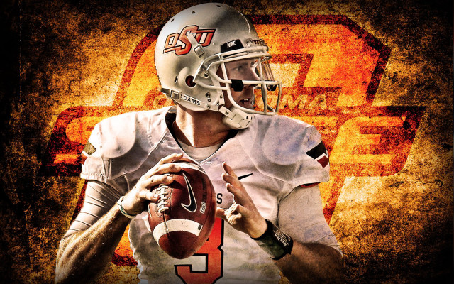 Football player holding ball grunge free wallpaper for desktop - medium preview image