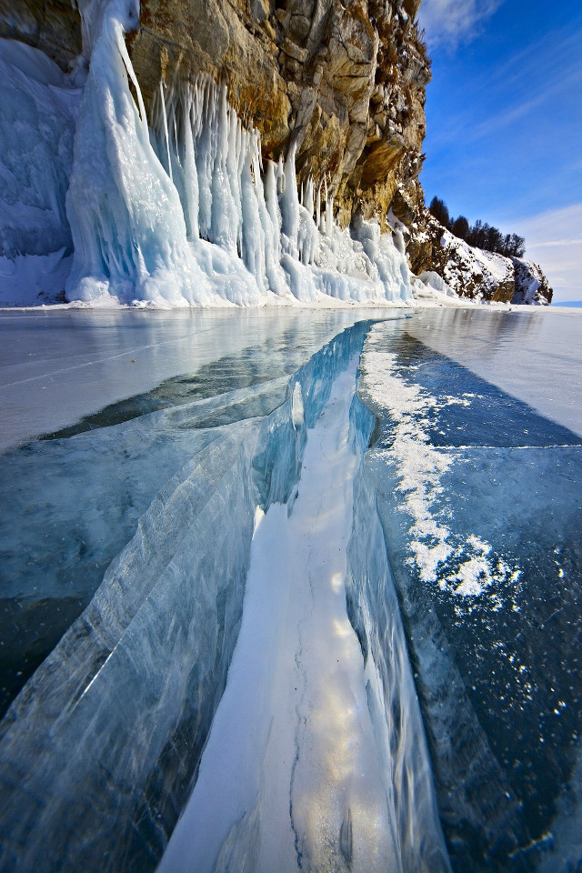 Large iceberg long ice line free wallpaper for mobile - medium preview image