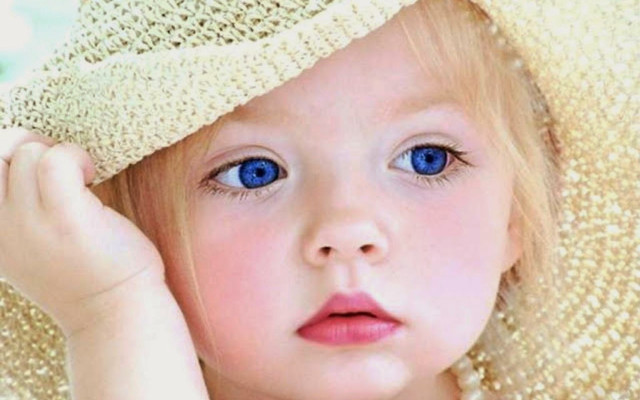 Little girl hat blue eyes free wallpaper for desktop - medium preview image