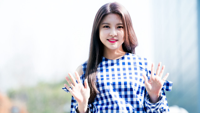 Woman blue white checkered top free wallpaper for desktop - medium preview image