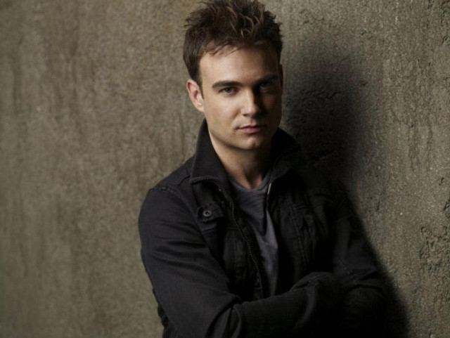 Man leaning wall arms crossed #2 free wallpaper for desktop - medium preview image