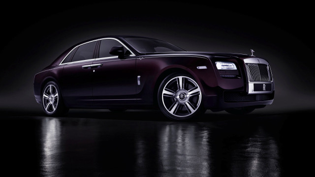 Rolls royce dark room spotlight free wallpaper for desktop - medium preview image