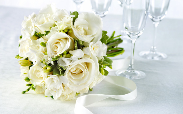 Bouquet white flowers champagne glasses free wallpaper for desktop - medium preview image