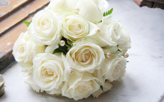White roses bouquet wine purse free wallpaper for desktop - medium preview image