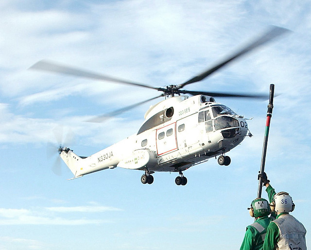 Helicopter beach couple people flag free wallpaper for desktop - medium preview image