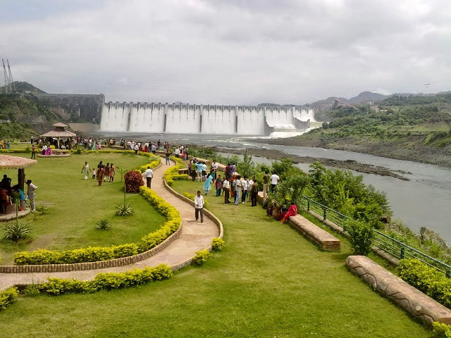 Group people waterfall green field free wallpaper for desktop - medium preview image