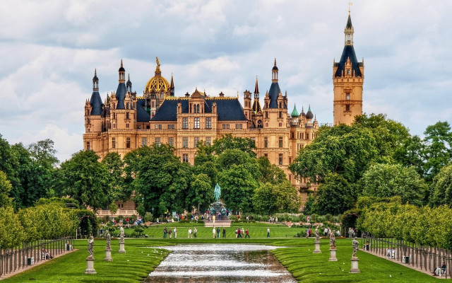 Neo gothic castle fountain garden free wallpaper for desktop - medium preview image