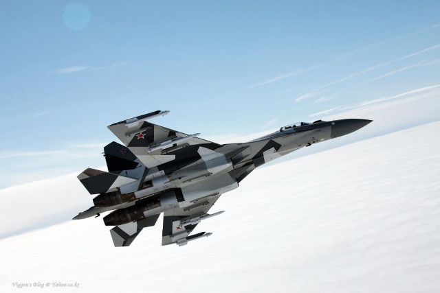 Fighter jet camouflage red arrow free wallpaper for desktop - medium preview image