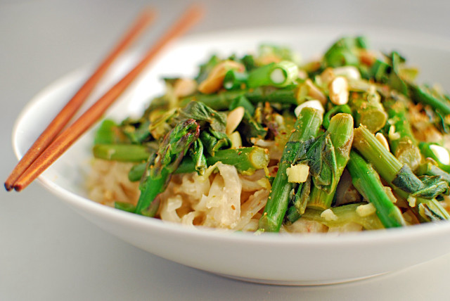 Bowl noodles vegetables chopsticks fork free wallpaper for desktop - medium preview image