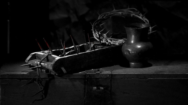 Wooden box crown thorns vase free wallpaper for desktop - medium preview image