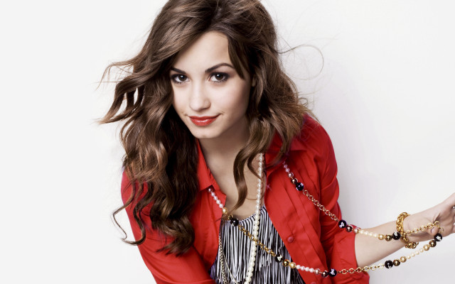 Woman red shirt pearls posing free wallpaper for desktop - medium preview image