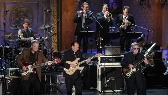 Men band instruments stage microphone free wallpaper for desktop - medium preview image