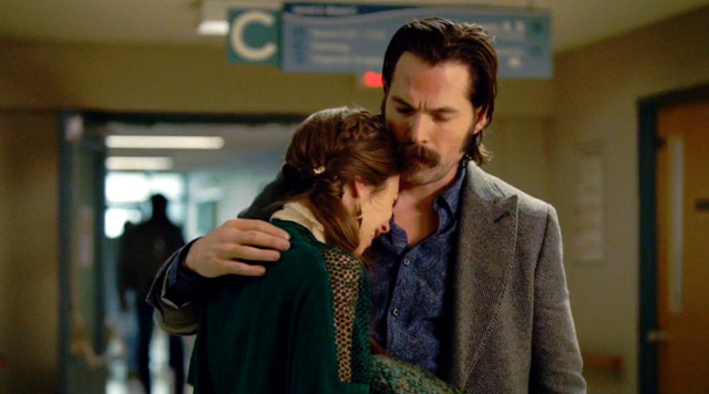 Man woman hug hallway building free wallpaper for desktop - medium preview image