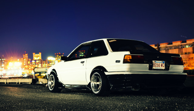 White car city skyline night free wallpaper for desktop - medium preview image