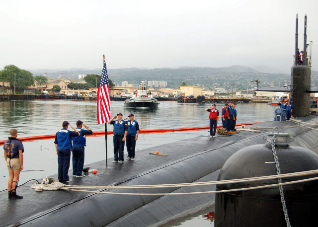 Group people boat water flag free wallpaper for desktop - medium preview image