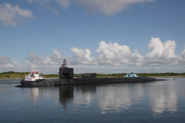 Submarine floating water dock boat free wallpaper for desktop - medium preview image