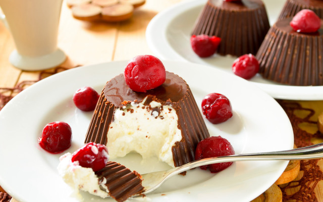 Chocolate raspberry dessert plate fork free wallpaper for desktop - medium preview image