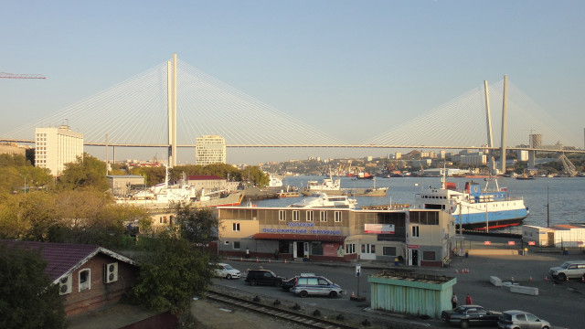 Bridge river cars parking buildings free wallpaper for desktop - medium preview image