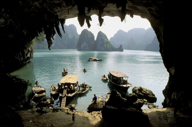 Boats lake mountains rocks people free wallpaper for desktop - medium preview image