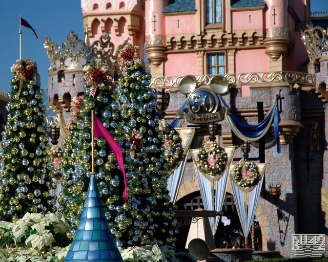 Castle christmas tree decorations blue #2 free wallpaper for desktop - medium preview image