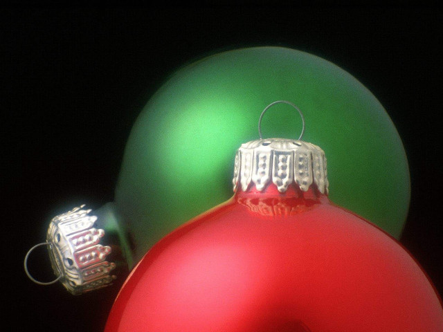 Red green christmas ornament silver free wallpaper for desktop - medium preview image