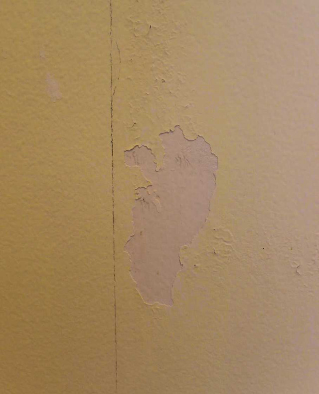 Peeling paint white wall minimalist free wallpaper for mobile - medium preview image