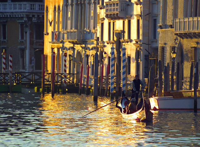 Rowing boat venice canal sunset free wallpaper for desktop - medium preview image
