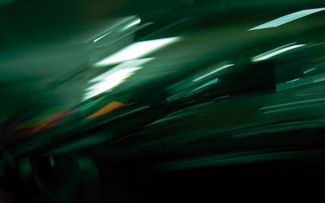 Blurry car night stop sign free wallpaper for desktop - medium preview image