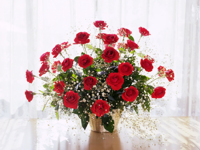 Vase filled red roses table free wallpaper for desktop - medium preview image