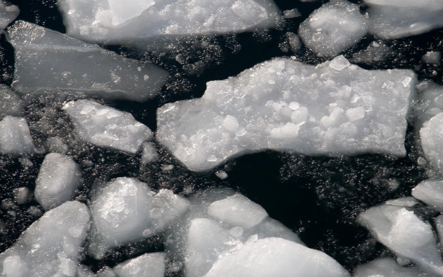 Ice chunks water drops black free wallpaper for desktop - medium preview image