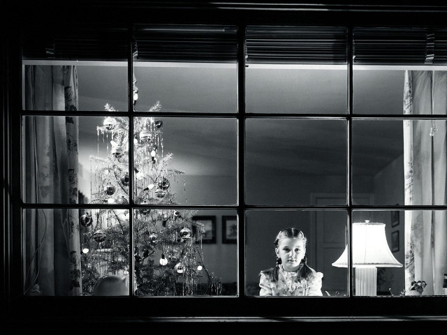 Woman window christmas tree 1950s free wallpaper for desktop - medium preview image