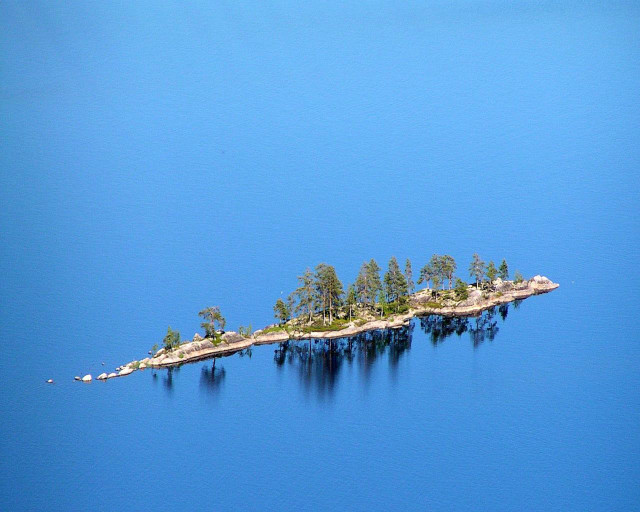 Small island lake trees boats free wallpaper for desktop - medium preview image