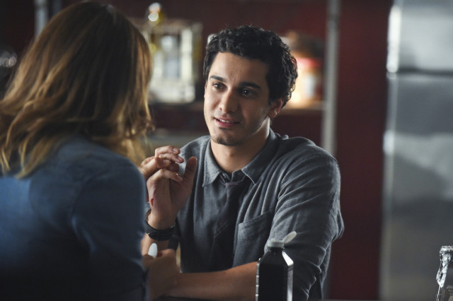 Man woman talking table restaurant free wallpaper for desktop - medium preview image